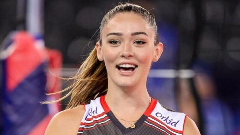 Ünlü Voleybolcu Zehra Güneş süper mini eteği giydi pozu verdi! Kırmızı minisi içinde her karede alev aldı! 1