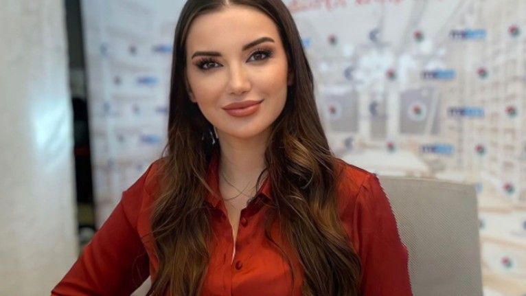 Cinsel ilişki fantezileri, Esra Ezmeci'yi şaşkına çevirdi: “Hem ona hem kendime makyaj yapmamı istiyor!” 1