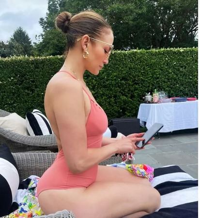 Kim inanır 53 yaşında olduğuna? Jennifer Lopez bikinili pozlarıyla ‘ben buradayım’ dedi! Hayranlarını kendine bir kez daha aşık etti! 3