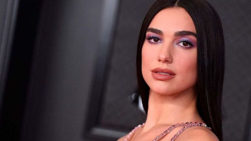 Dua Lipa iç çamaşırlı pozunu banyodan paylaştı! Duştaki detay sosyal medyayı karıştırdı! “O duşta bir şeyler olmuş…” 1