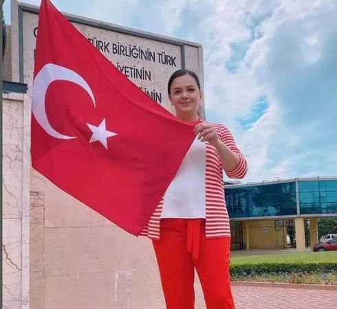 Esra Ceyhan’la A’dan Z’ye programının genç sunucusu şimdi 54 yaşında! Estetiksiz doğal güzelliği ile yıllara meydan okuyor! 3