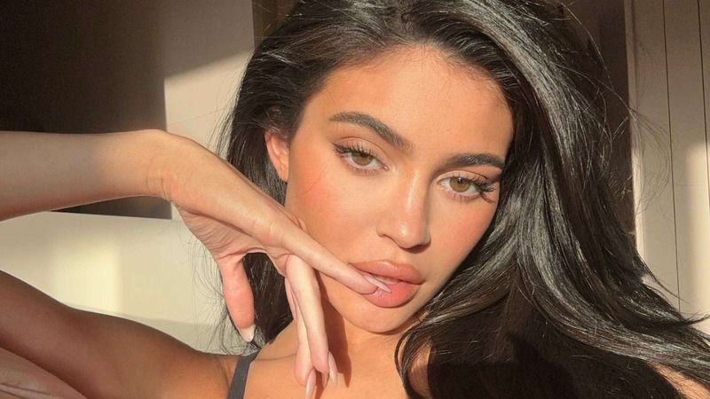 Kylie Jenner tek tek dökülüyor! Önce dudak şimdi göğüs büyütme! Plastik cerrahlar inanmıyor! İşte yaptırmış olduğu iddia edilen tüm estetikler… 1