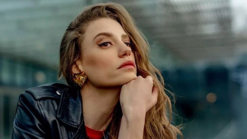 Serenay Sarıkaya yaz sıcağından bunaldı, pantolunu sıyırdı! Sosyal medya yıkıldı! “Bu poz ne demek acaba?” 1