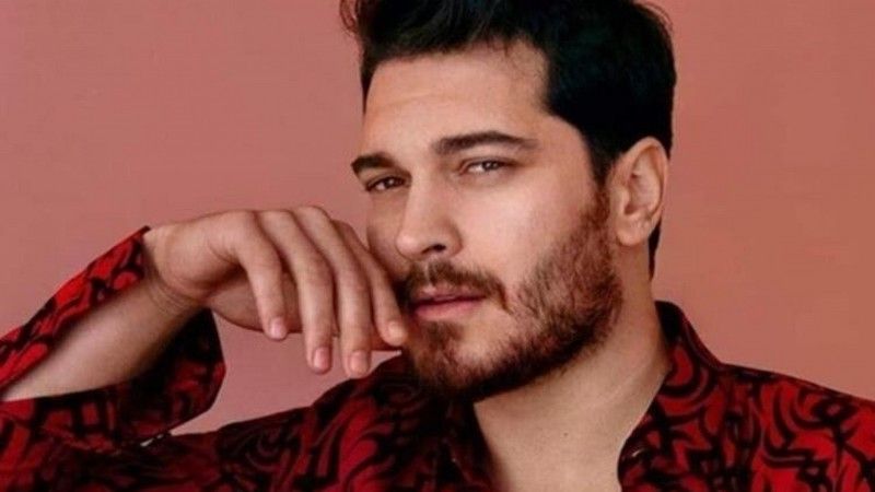 Çağatay Ulusoy’un oyunculuk yolculuğu herkesi şaşırttı! Figüranken nasıl yıldız oldu? Hangi ünlü filmlerde figüranlık yaptı? 3