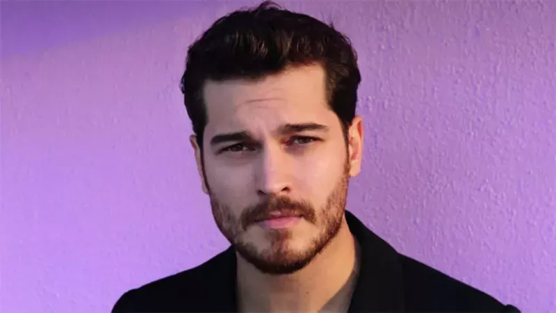 Çağatay Ulusoy’un oyunculuk yolculuğu herkesi şaşırttı! Figüranken nasıl yıldız oldu? Hangi ünlü filmlerde figüranlık yaptı? 1