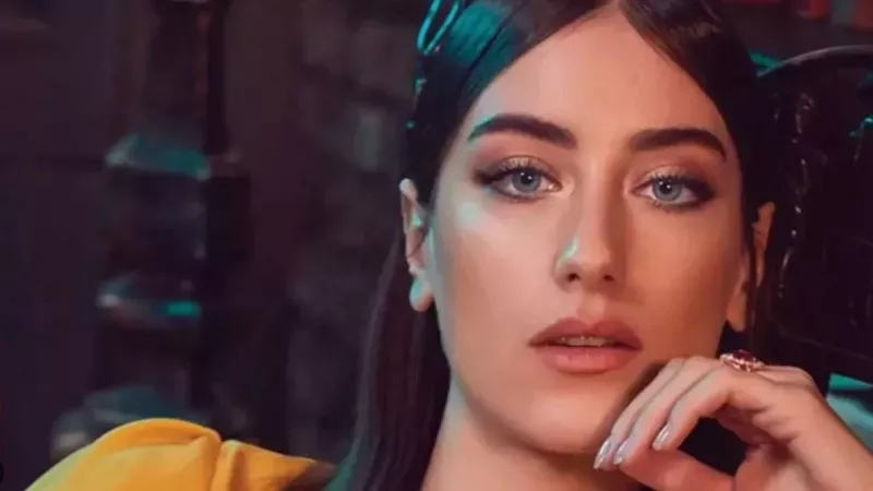 Melike Şahin konserinde Hazal Kaya'dan dans şovu! Konser öncesi doğum kiloları hakkında gelen soruya verdiği yanıt ise gündem oldu 1