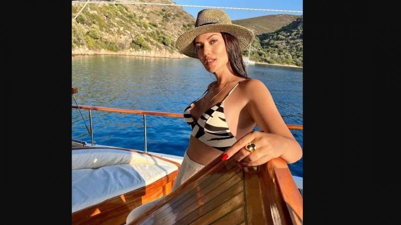 Burak Özçivit ve Fahriye Evcen'in tatil pozları çok beğenildi! Fahriye Evcen’den mankenlere taş çıkaran tekne pozları… 2