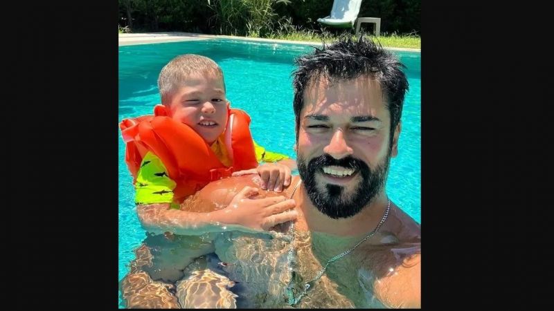 Burak Özçivit ve Fahriye Evcen'in tatil pozları çok beğenildi! Fahriye Evcen’den mankenlere taş çıkaran tekne pozları… 1