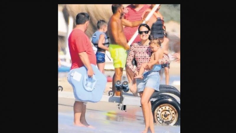 Ünlü çiftin kızları ilk kez görüntülendi! Barış Arduç ve Gupse Özay'ın kızlarını gören hayret ediyor! 2