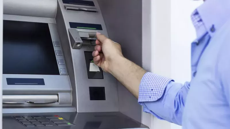 ATM'ler karşılıksız para dağıtmaya başladı: Binlerce kişi kuyruk oldu! 1