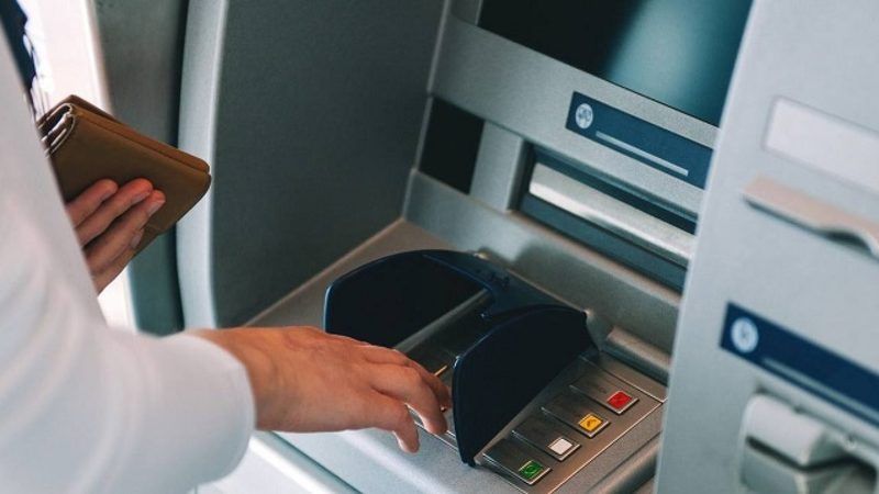 ATM'ler karşılıksız para dağıtmaya başladı: Binlerce kişi kuyruk oldu! 3