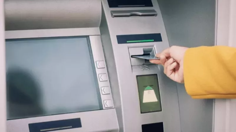 ATM'ler karşılıksız para dağıtmaya başladı: Binlerce kişi kuyruk oldu! 2