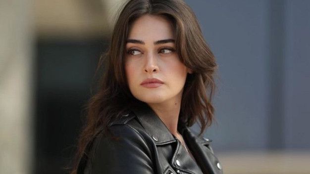 Esra Bilgiç’in mezuniyet fotoğrafı gündemi salladı, asıl mesleğini öğrenenler şoke oldu! 3