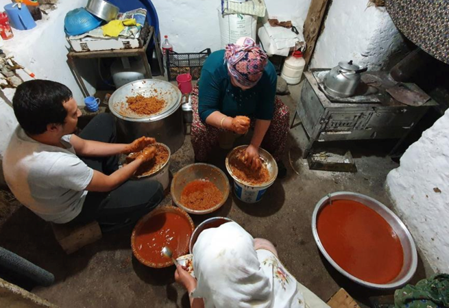 Bu Salça tarifi Başka.... Odun Ateşi ve Bakır Tencerede yapılan salçanın püf noktası 2