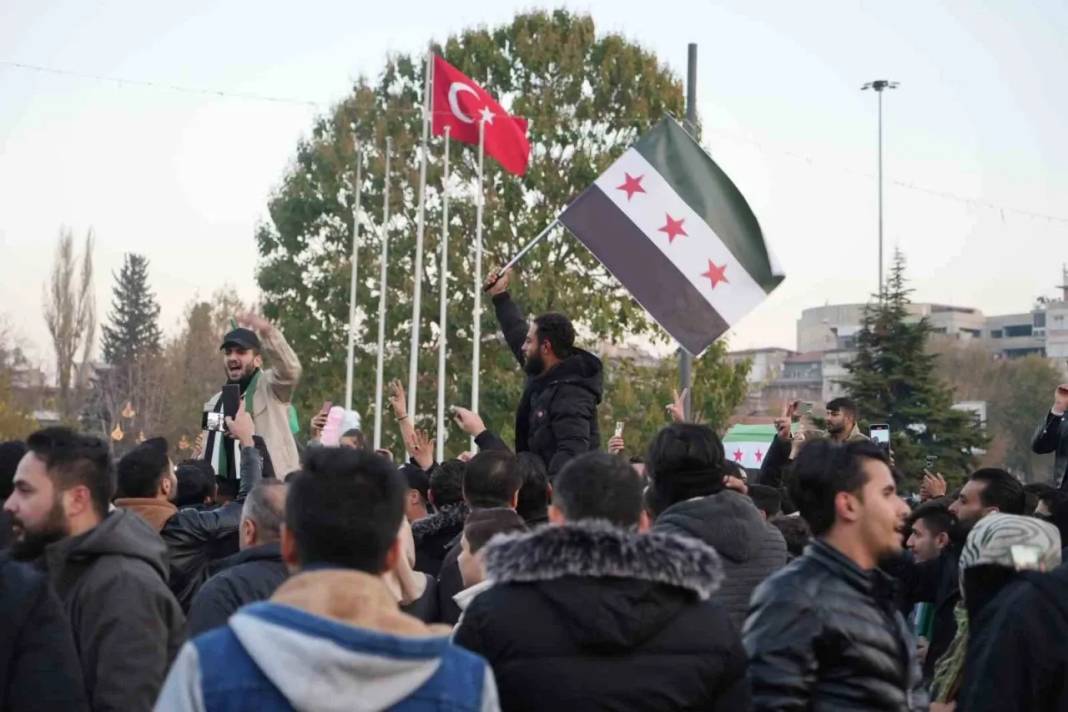 Gaziantep’te Esad rejiminin devrilmesini kutlayan Suriyelilerin objektiflere yansıyan fotoğrafları 1