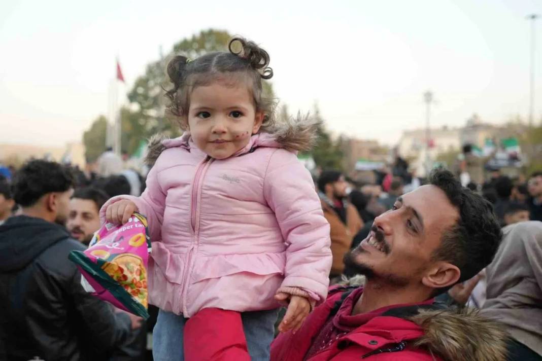 Gaziantep’te Esad rejiminin devrilmesini kutlayan Suriyelilerin objektiflere yansıyan fotoğrafları 7