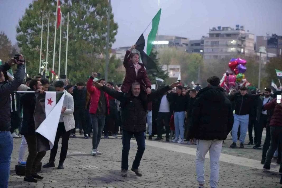 Gaziantep’te Esad rejiminin devrilmesini kutlayan Suriyelilerin objektiflere yansıyan fotoğrafları 2