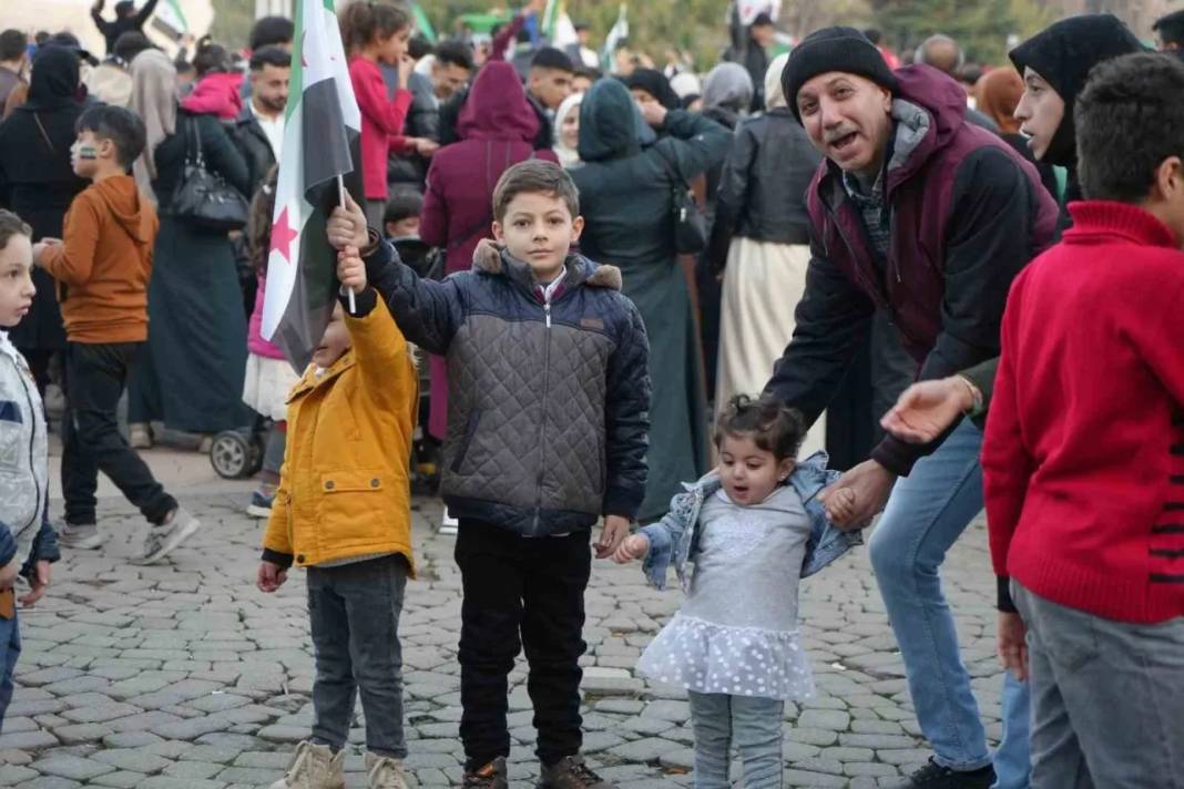 Gaziantep’te Esad rejiminin devrilmesini kutlayan Suriyelilerin objektiflere yansıyan fotoğrafları 6