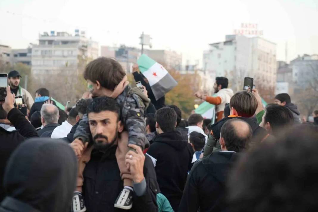 Gaziantep’te Esad rejiminin devrilmesini kutlayan Suriyelilerin objektiflere yansıyan fotoğrafları 8