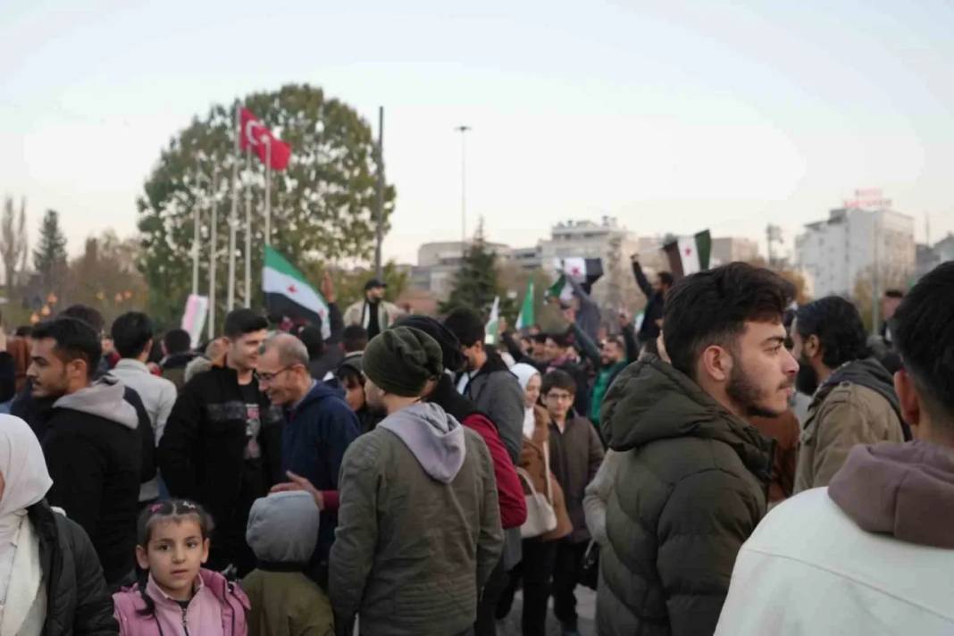 Gaziantep’te Esad rejiminin devrilmesini kutlayan Suriyelilerin objektiflere yansıyan fotoğrafları 10