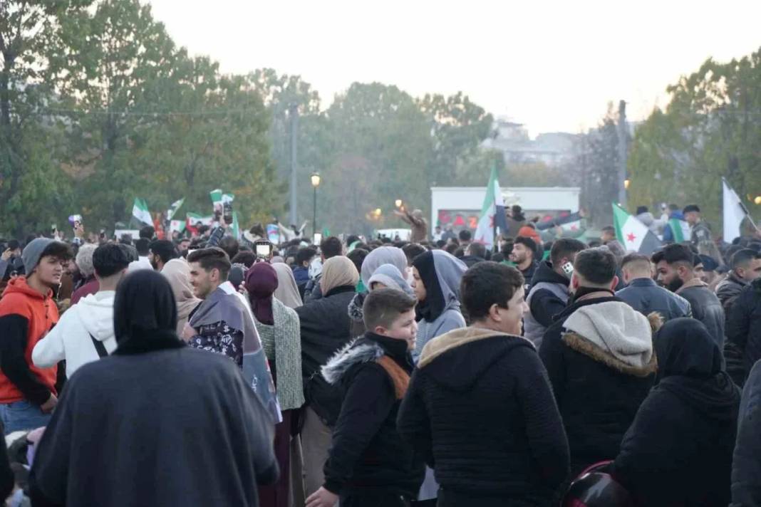 Gaziantep’te Esad rejiminin devrilmesini kutlayan Suriyelilerin objektiflere yansıyan fotoğrafları 9