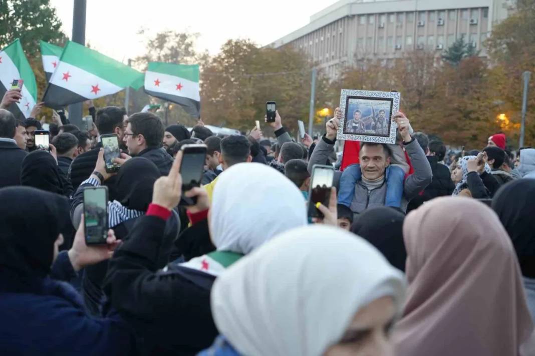 Gaziantep’te Esad rejiminin devrilmesini kutlayan Suriyelilerin objektiflere yansıyan fotoğrafları 11