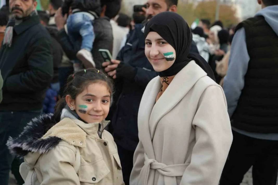 Gaziantep’te Esad rejiminin devrilmesini kutlayan Suriyelilerin objektiflere yansıyan fotoğrafları 4