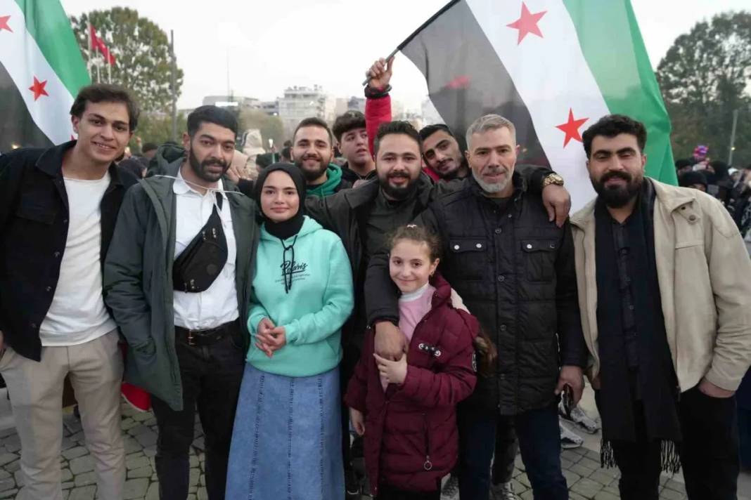 Gaziantep’te Esad rejiminin devrilmesini kutlayan Suriyelilerin objektiflere yansıyan fotoğrafları 3