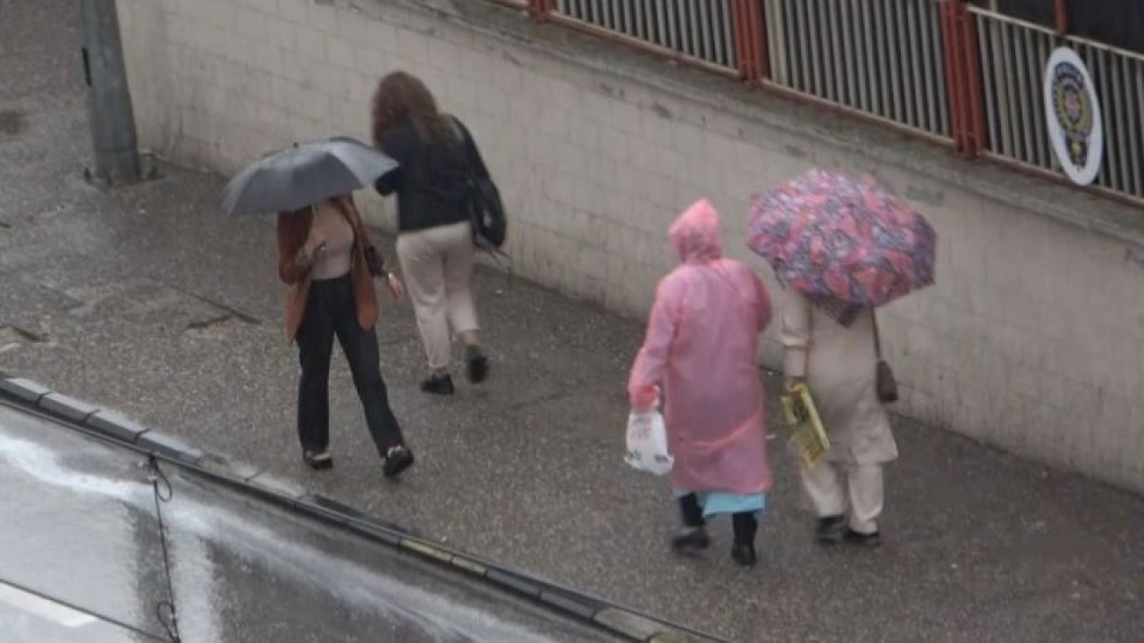 Gaziantep’te aniden bastıran ve etkili olan yağmur, hayatı olumsuz etkiledi