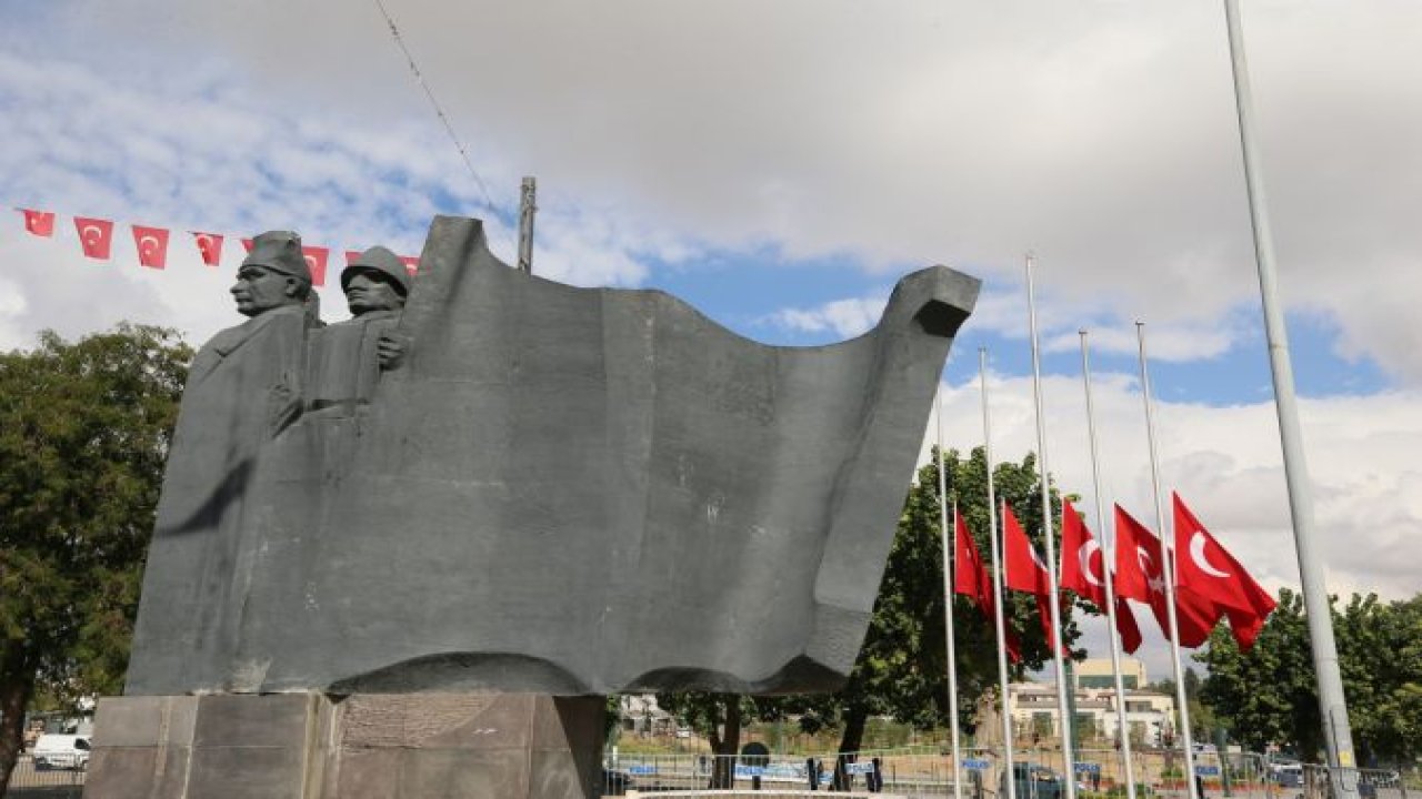 Gaziantep'te Demokrasi Meydanı'ndaki Türk bayrakları yarıya indirildi.