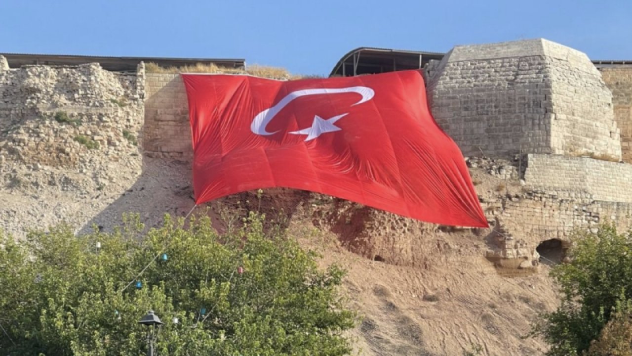 Gaziantep Kalesi’ne Türk Bayrağı asıldı...