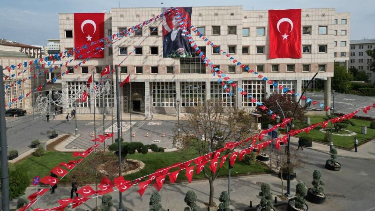 Gaziantep Büyükşehir Belediyesi kentin dört bir yanını ay yıldızlı Türk bayraklarıyla süsledi