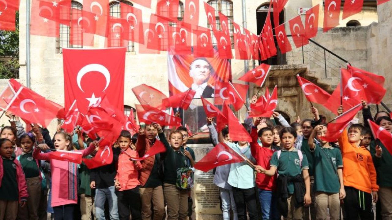 Atatürk'ün nüfusuna kayıtlı olduğu Gaziantep'in Bey Mahallesinde Cumhuriyet'in 100'üncü yılı kutlanıyor