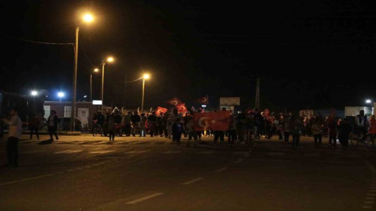 Cumhuriyetin 100. yılı Kahramanmaraş'taki konteyner kentte kortej yürüyüşü ile kutlandı