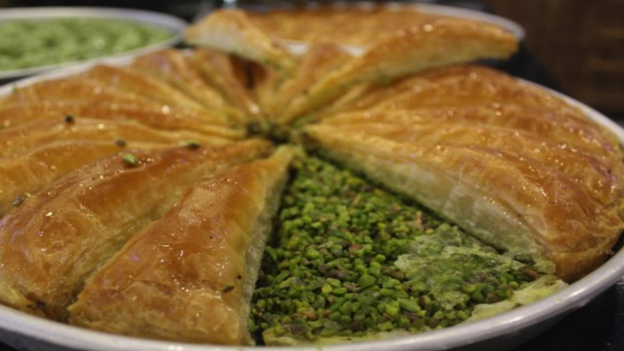 Baklava ve Tatlı Üreticileri Derneği BAKLAVADA İNDİRİM çağrısı yaptı! GAZİANTEPLİ BAKLAVACILAR ZENGİNLERE ÇALIŞMAYA DEVAM!