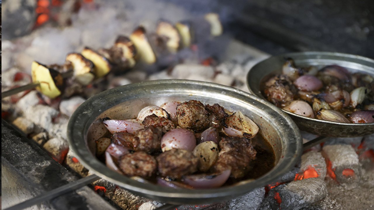 Gaziantep'in vazgeçilmez kış lezzetleri soğan ve ayva kebabı ateşle buluştu