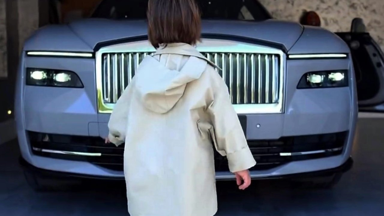 4 yaşındaki Zayn Sofuoğlu, bu kez 25 milyonun üzerinde olan elektrikli Rolls-Royce kullandı