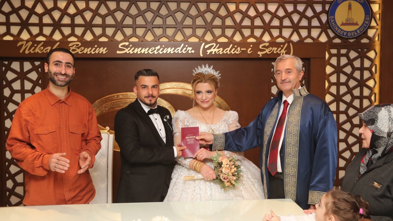 Başkan Tahmazoğlu’ndan evlenen gençlere nikah sürprizi