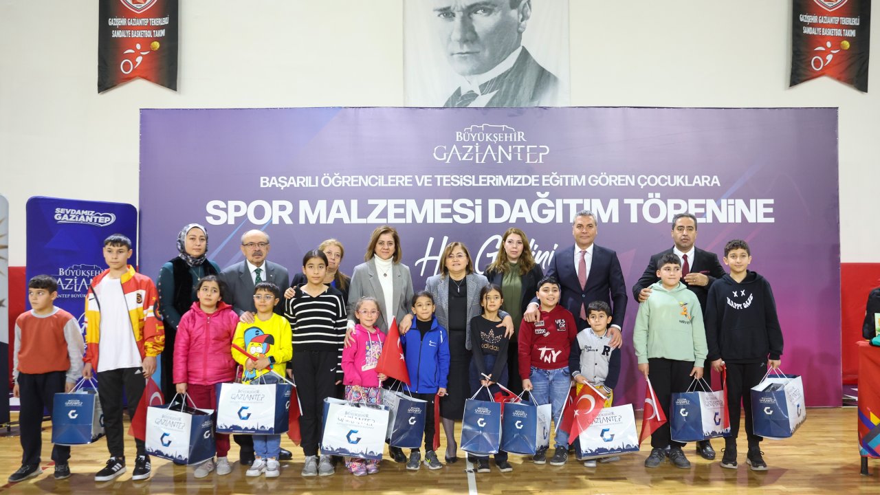 Gaziantep Büyükşehir 100. yıl temasıyla sanatını icra eden öğrenciler ödüllendirildi