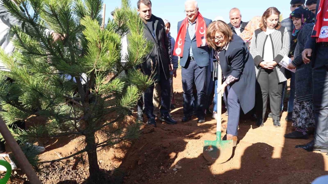 Gaziantep Ağaçlandırılıyor! Büyükşehir, Taşlıca Malazgirt Mahallesi’nde ağaç dikimi yaptı