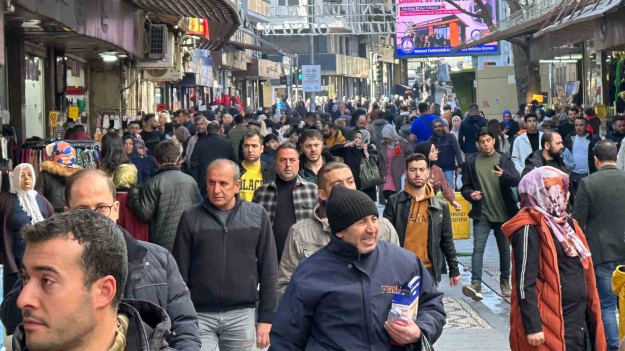 Gaziantep'te Çarşıda İğne Atsan Yere Düşmeyecek! Gaziantep’te yeni yıl yoğunluğu