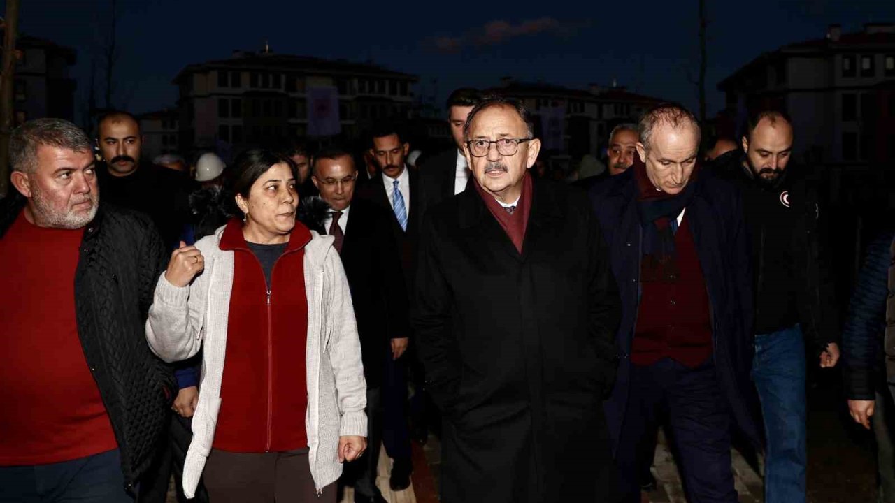 Bakan Özhaseki Gaziantep'te  “Eşimin, çocuğumun mezarına yakın oturmak istiyorum” diyen depremzedelerin isteğini geri çevirmedi