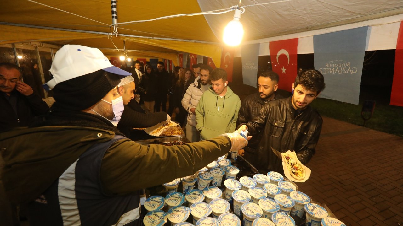 Gaziantep'te öğrencilere ücretsiz yemek dağıtılıyor