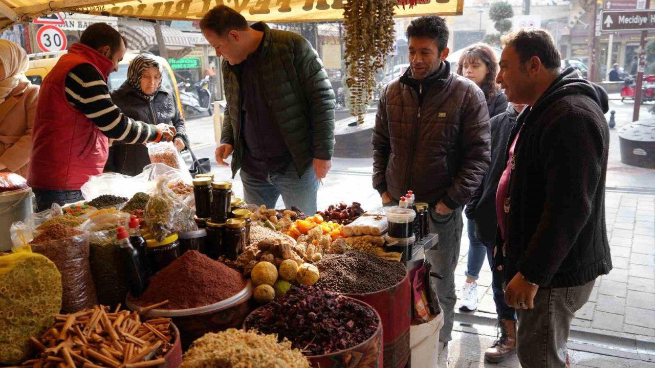 Soğuk havalarda Gaziantepli vatandaşlar şifayı aktarda arıyor