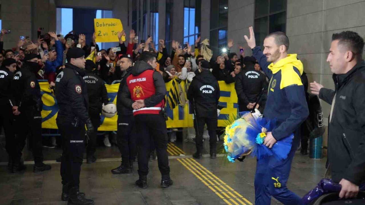 Fenerbahçe Rüzgarı Gaziantep'te: Fenerbahçe Çiçekler ve Tezahüratlarla Karşılandı!