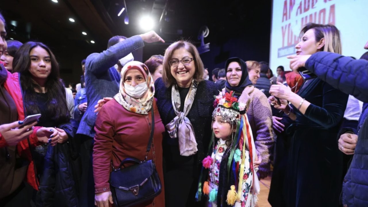 Fatma Şahin'in Çok Yönlü Kariyer Yolculuğu: Mühendislikten Aile Bakanlığı'na, Gaziantep'in Zirvesinden OECD Şampiyonluğuna!