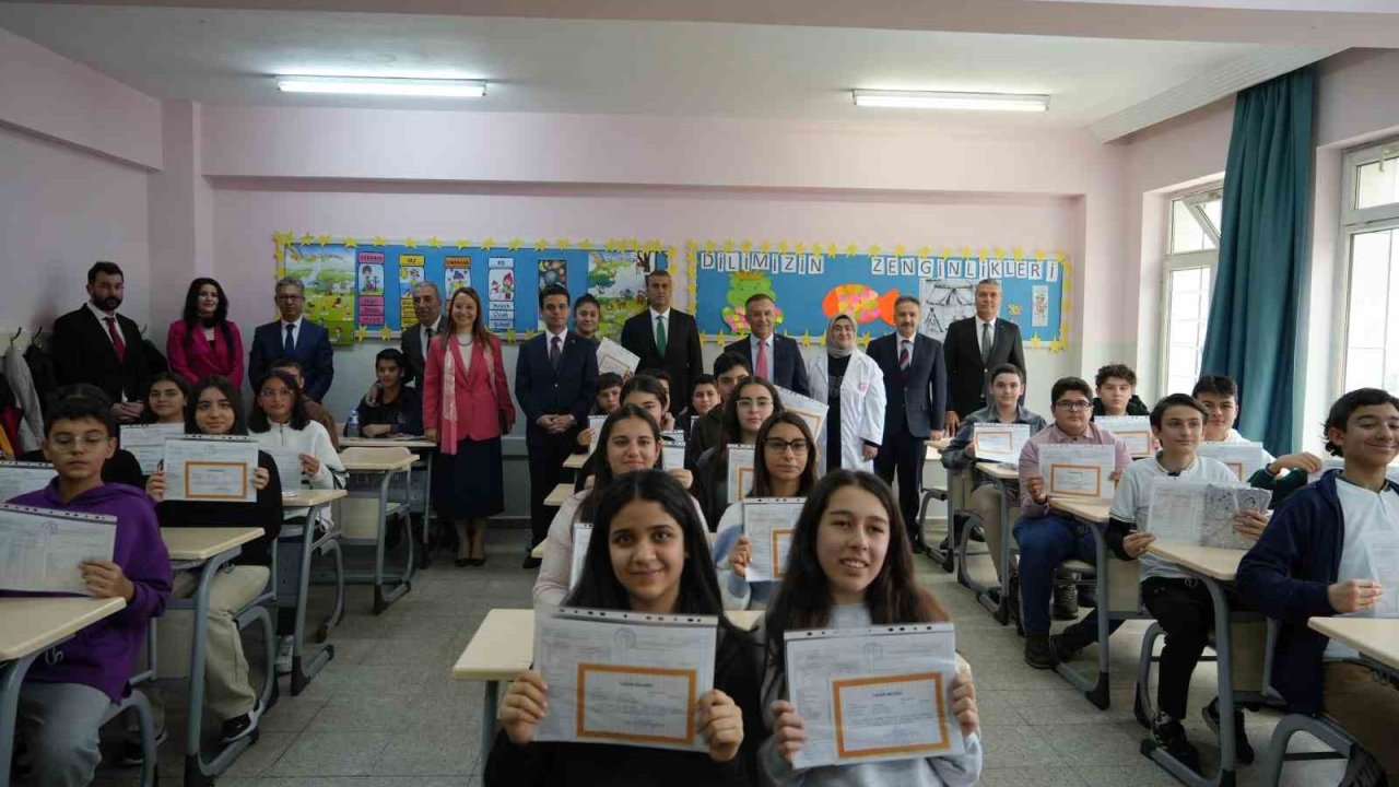 Gaziantep'te öğrencilerin karne heyecanı. Vali Çeber, depremzede öğrencilere karnelerini dağıttı