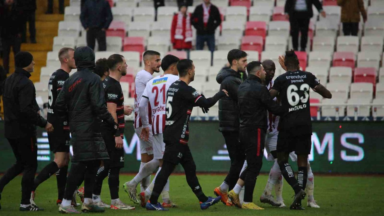 Sivasspor - Gaziantep FK maçı sonrası gerginlik