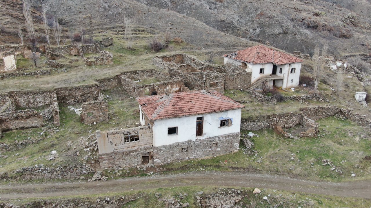 Üç harfliler yüzünden köyü terk ettiler