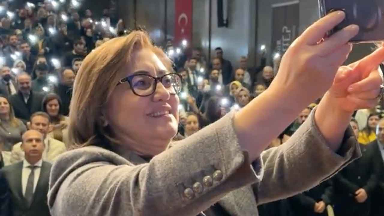 Fatma Şahin'in personel buluşmasında duygusal anlar: Dönmem Geri şarkısını söylediler... İşte O Anlar